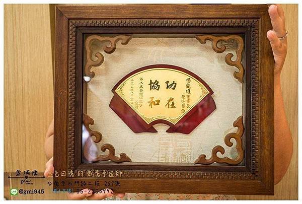 【黃金獎牌訂做】  可吊掛在牆壁上的畫框風格 #黃金獎牌~ 贈與👉想感謝的人、功高望重的能者 或是退休的好同事紀念與回憶🏆 ! 💎-----------------