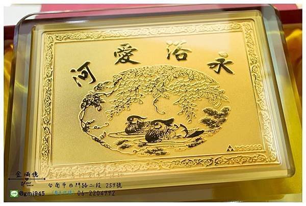 【 結婚新人禮物 #黃金紀念獎牌】  送給新郎新娘的紀念黃金獎牌 ~ 祝福你們 💟%22永浴愛河%22💟 %22幸福美滿%22喔!  #黃金獎牌內容均提供客製化服務 #訂製加line