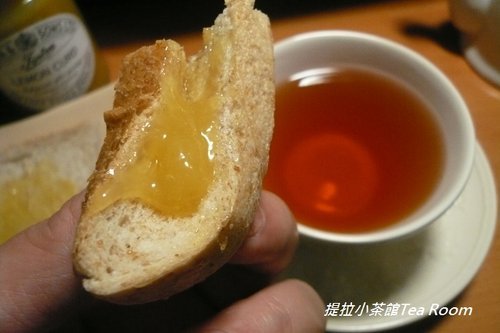 20120412我的假日Tiptree早餐──Breakfast Tea+Lemon curd 全麥吐司 (1)