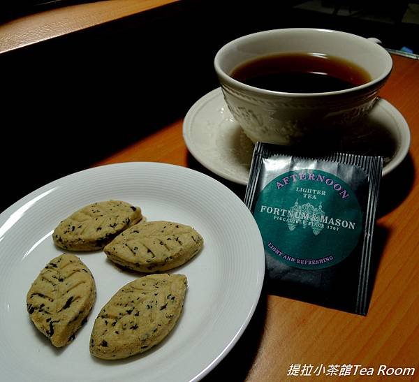 FORTNUM AND MASON_ROYAL BLEND TEA BISCUIT (1).jpg