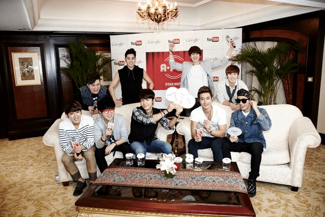 SJ&apos;s Super Hangout中，大雲搶鏡，果然是靠眼鏡取勝吶@@-01