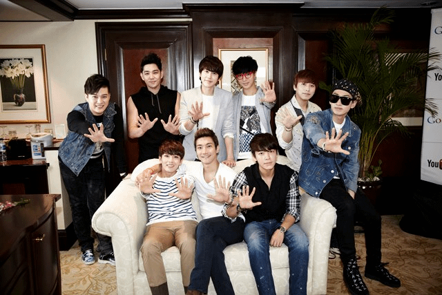 SJ&apos;s Super Hangout中，大雲搶鏡，果然是靠眼鏡取勝吶@@-02