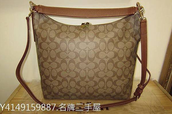 COACH全新真品皮質LOGO淺咖啡色框側背包.斜背包.手提包.8900元.高雄市鳳山區青年路2段22號.07.7462591.0922646957.名牌精品折扣店(鳳山名牌二手屋)