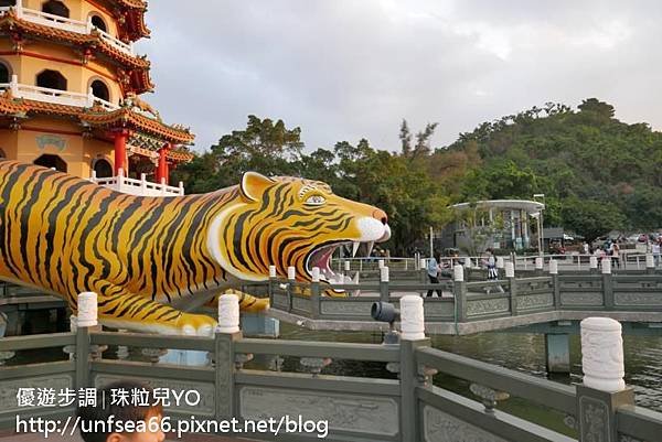 image007_YoYoTempo_Lianchitan (Lotus Pond) Scenic Area %26; Dragon and Tiger Pagodas.jpg