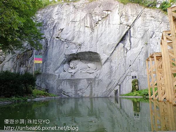 image001_YoYoTempo_【瑞士旅遊景點】獅子紀念碑(Lowendenkmal)是世界上最哀傷的雕像.jpg