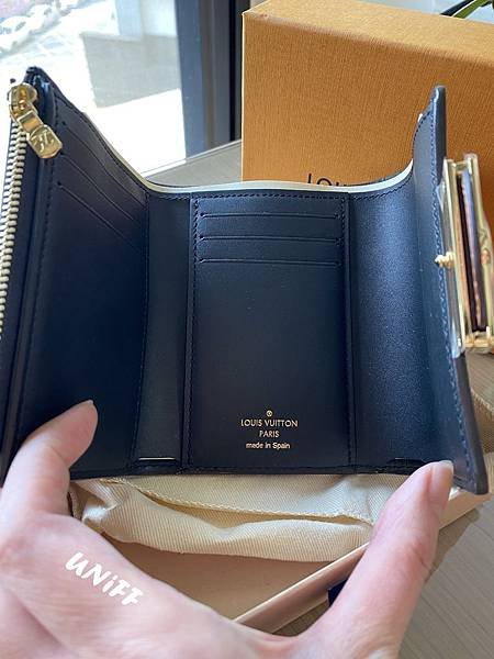 LV dauphine wallet 02.jpg