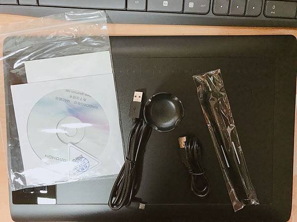 【開箱】高CP值電子繪圖板推薦！華康手繪板太貴沒關係。便宜好用的手寫板在這裡！誰說繪圖板一定要WACOM？千元也有好用畫圖板（還可當寫字板）-高漫數位板1060 PRO 繪圖板