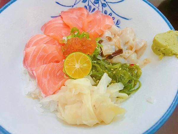 【高雄美食】高雄三民美食 / 澄清湖美食推薦。近高雄鳳山文山特區正港巷弄美食！CP值爆高新鮮日式料理。新鮮食材丼飯 / 生魚片 / 握壽司每樣都好吃到想哭－十三巷手作壽司