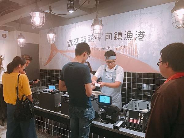 【高雄美食】高雄左營美食 / 左營火鍋推薦。北高雄平價又新鮮的火鍋！一人只要30元湯底費其他吃多少付多少還免服務費！捷運左營站、高鐵下車就能吃到熱呼呼的鍋－祥富水產