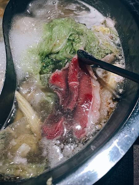 【高雄美食】高雄左營美食 / 左營火鍋推薦。北高雄平價又新鮮的火鍋！一人只要30元湯底費其他吃多少付多少還免服務費！捷運左營站、高鐵下車就能吃到熱呼呼的鍋－祥富水產