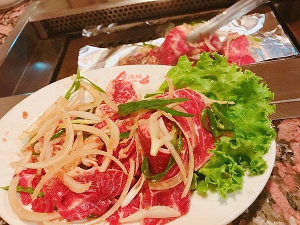 【高雄美食】高雄前金美食 / 捷運中央公園站美食。道地韓國料理。由韓國人經營的韓式料理老店。住巷子裡才知道的韓式烤肉！－金漢城韓式料理無煙燒肉（附完整菜單）
