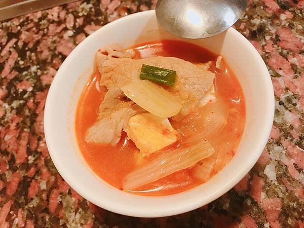 【高雄美食】高雄前金美食 / 捷運中央公園站美食。道地韓國料理。由韓國人經營的韓式料理老店。住巷子裡才知道的韓式烤肉！－金漢城韓式料理無煙燒肉（附完整菜單）