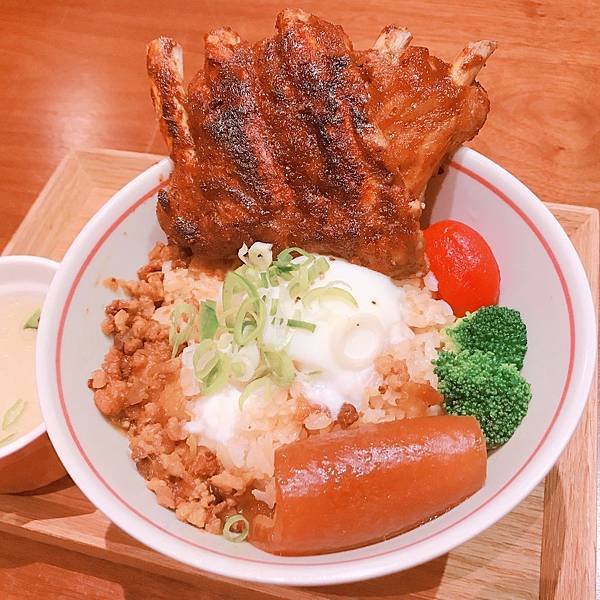 【高雄美食】高雄巷弄美食（近捷運信義國小站）。隱藏版美味消夜口袋名單再收編！工作忙碌後的深夜食堂－抵家Sapah