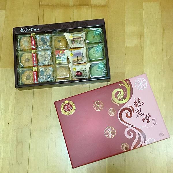 【開箱】新北蘆洲人氣餅舖。新北十大伴手禮蛋黃酥禮盒。中秋節禮盒/中秋送禮就選蟬聯八年冠軍的好味道！－台北蘆洲龍鳳堂餅舖蛋黃酥＆鳳梨酥