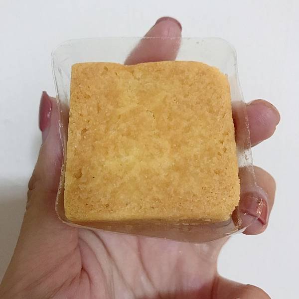 【開箱】新北蘆洲人氣餅舖。新北十大伴手禮蛋黃酥禮盒。中秋節禮盒/中秋送禮就選蟬聯八年冠軍的好味道！－台北蘆洲龍鳳堂餅舖蛋黃酥＆鳳梨酥