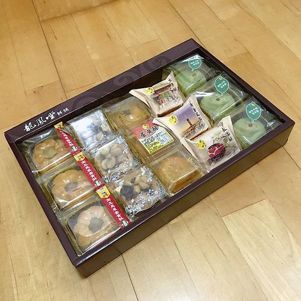 【開箱】2019四款中秋禮盒/月餅禮盒分享。傳統蛋黃酥、鳳梨酥、綠豆椪還不夠？咖啡禮盒＆花草茶文創禮盒比創意！致還沒想好中秋送禮要選什麼的你－小草作金兔奔月禮盒/新北龍鳳堂蛋黃酥/高雄林記餅舖綠豆椪/星巴克咖啡禮盒