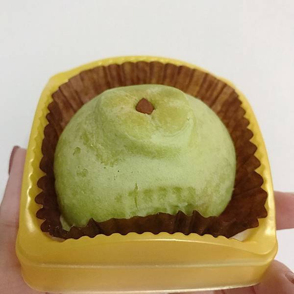 【開箱】新北蘆洲人氣餅舖。新北十大伴手禮蛋黃酥禮盒。中秋節禮盒/中秋送禮就選蟬聯八年冠軍的好味道！－台北蘆洲龍鳳堂餅舖蛋黃酥＆鳳梨酥