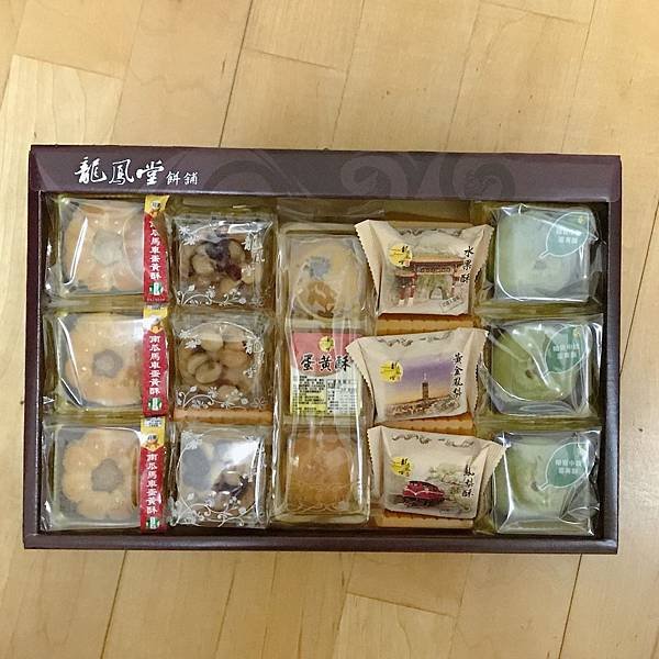 【開箱】新北蘆洲人氣餅舖。新北十大伴手禮蛋黃酥禮盒。中秋節禮盒/中秋送禮就選蟬聯八年冠軍的好味道！－台北蘆洲龍鳳堂餅舖蛋黃酥＆鳳梨酥