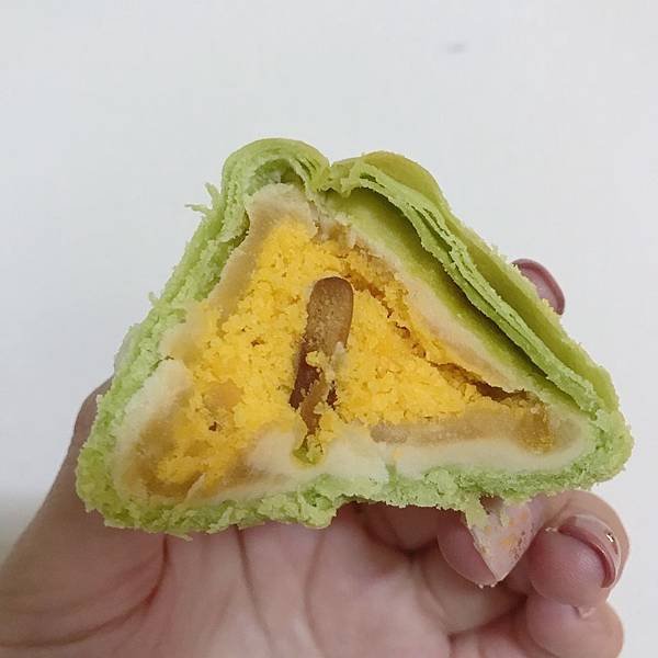 【開箱】新北蘆洲人氣餅舖。新北十大伴手禮蛋黃酥禮盒。中秋節禮盒/中秋送禮就選蟬聯八年冠軍的好味道！－台北蘆洲龍鳳堂餅舖蛋黃酥＆鳳梨酥