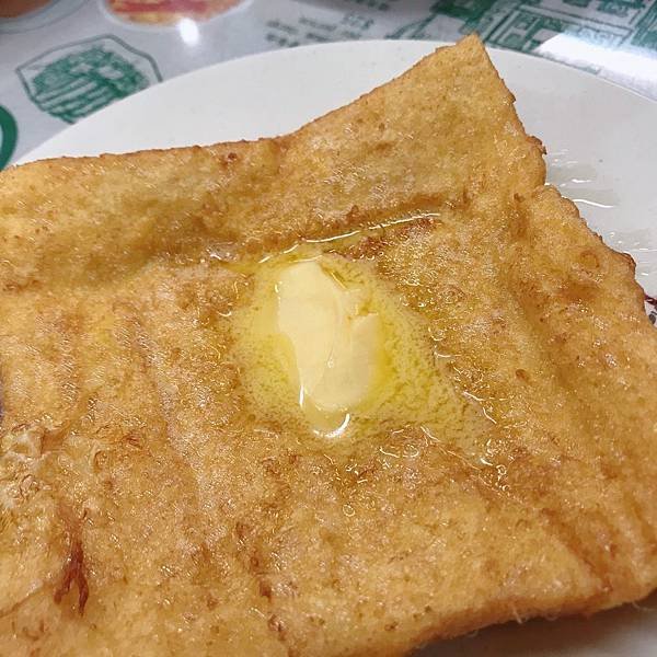 【香港美食】香港上環茶餐廳 / 上環美食。超罪惡又無法抵抗的奶油豬仔包＆奶油西多士搭配香港必吃美食絲襪奶茶+撈丁讓人更堅定「吃飽才有力氣減肥」的道理！－香港蘭芳園信德中心上環店