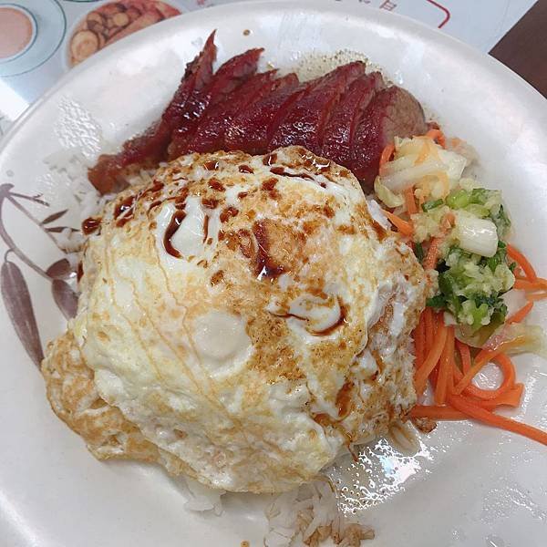 【香港美食】香港上環茶餐廳 / 上環美食。超罪惡又無法抵抗的奶油豬仔包＆奶油西多士搭配香港必吃美食絲襪奶茶+撈丁讓人更堅定「吃飽才有力氣減肥」的道理！－香港蘭芳園信德中心上環店