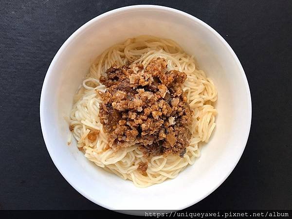 【開箱】麵條Q彈有勁、拌醬濃郁夠味的人氣團購拌麵推薦！12種口味自由搭配。正餐宵夜都能方便享用的快煮麵－小麵館平價乾拌麵