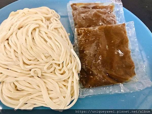 【開箱】麵條Q彈有勁、拌醬濃郁夠味的人氣團購拌麵推薦！12種口味自由搭配。正餐宵夜都能方便享用的快煮麵－小麵館平價乾拌麵