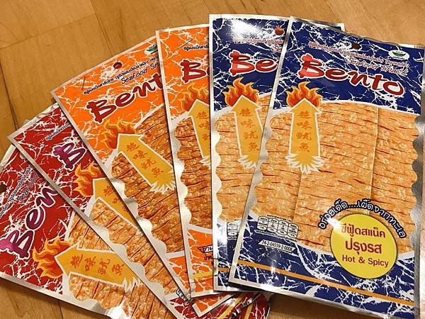  【開箱】人氣泰國團購零食。新鮮魷魚結合泰式香辣的重口味魷魚片。麻辣有後勁！－ Bento 泰式碳烤香魷片（香辣 /  蒜辣 / 麻辣）