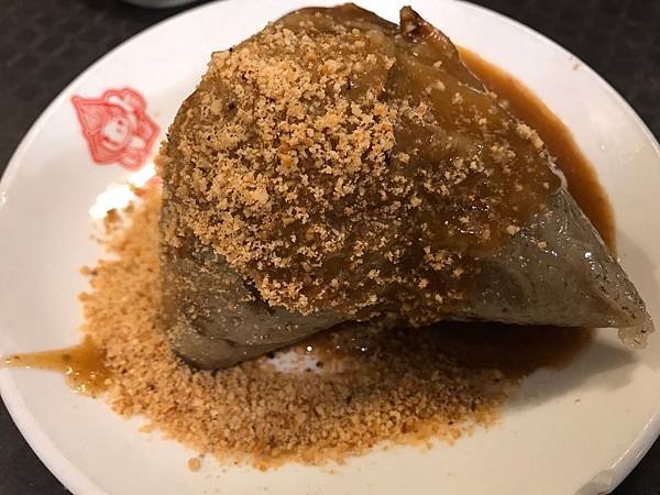 【高雄美食】鹽埕老店平價碗粿肉粽。料多實在、價格平實的高雄在地美味。不管吃碗粿還是吃肉粽就要肉吃大塊的！－郭家肉粽