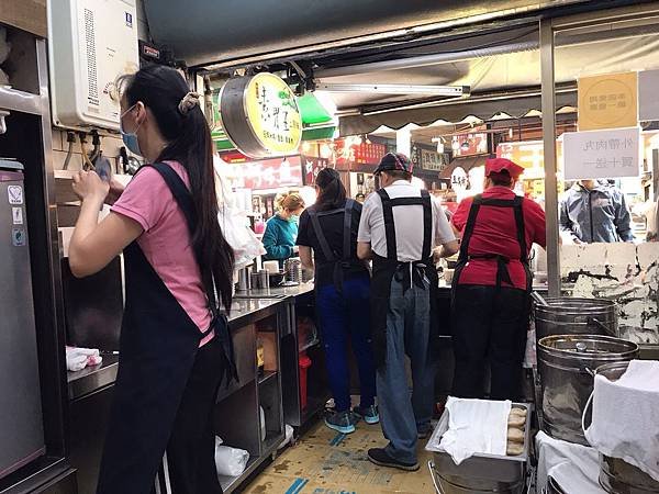 【台中美食】豐原廟東夜市肉圓。每人入座必點一組貢丸湯 + 肉丸。中規中矩的樸實美味－正老牌豐原肉丸