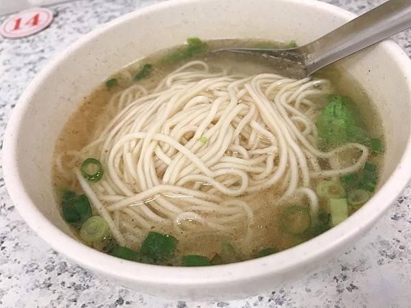 【台北美食】近台北車站用餐時刻人潮不斷的好吃麻醬麵。一湯一麵百元有找的巷弄美食－永豐福州麵