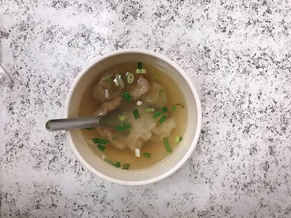 【台北美食】近台北車站用餐時刻人潮不斷的好吃麻醬麵。一湯一麵百元有找的巷弄美食－永豐福州麵