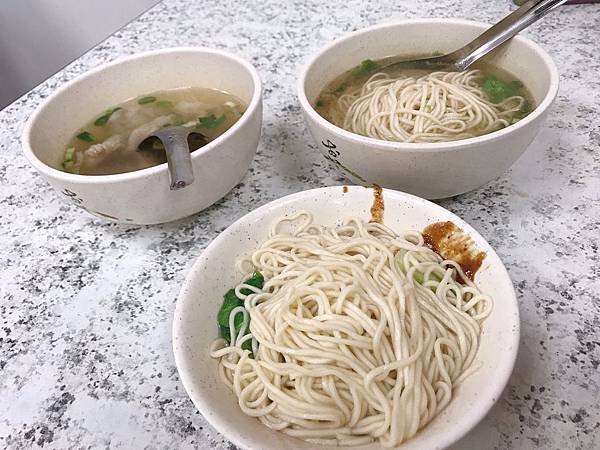 【台北美食】近台北車站用餐時刻人潮不斷的好吃麻醬麵。一湯一麵百元有找的巷弄美食－永豐福州麵