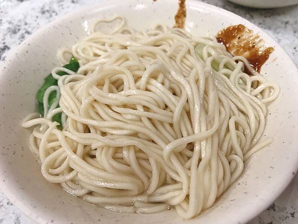 【台北美食】近台北車站用餐時刻人潮不斷的好吃麻醬麵。一湯一麵百元有找的巷弄美食－永豐福州麵