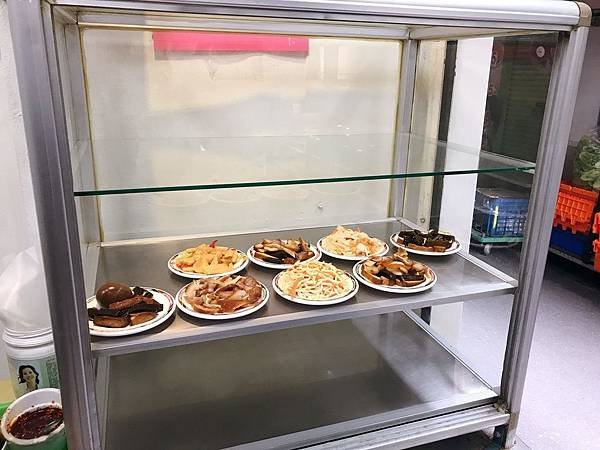 【台北美食】近台北車站用餐時刻人潮不斷的好吃麻醬麵。一湯一麵百元有找的巷弄美食－永豐福州麵
