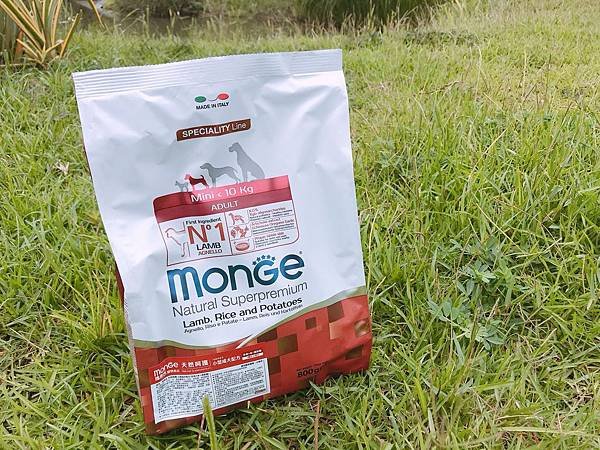 【開箱】成犬飼料 / 狗飼料 / 柴犬飼料推薦。100%無穀羊肉配方 + 超過65%動物食材來源專治挑嘴狗狗－ 義大利 Monge 瑪恩吉真野無穀成犬配方（羊肉 + 馬鈴薯 + 豌豆）