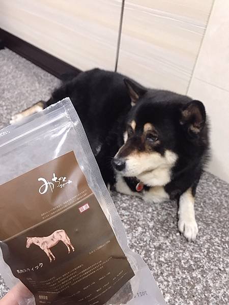 【開箱】寵物馬肉零食開箱。寵物展必買零食！日本賽犬最愛寵物馬肉品牌 Michinoku Farm 鎧帛寵物零食。正港宅配原肉寵物零食（貓狗肉品推薦 / 健康寵物肉片 / 毛小孩肉品零食推薦）－ 低熱量寵物零食 Michinoku Farm 馬肉肩厚切