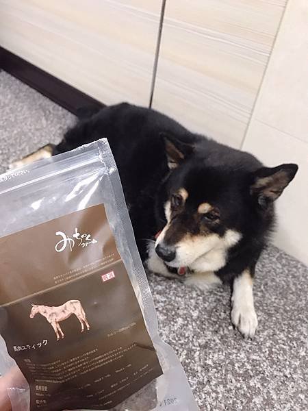 【開箱】寵物馬肉零食開箱。寵物展必買零食！日本賽犬最愛寵物馬肉品牌 Michinoku Farm 鎧帛寵物零食。正港宅配原肉寵物零食（貓狗肉品推薦 / 健康寵物肉片 / 毛小孩肉品零食推薦）－ 低熱量寵物零食 Michinoku Farm 馬肉肩厚切