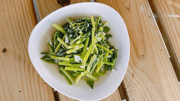 【南投美食】皮脆多汁肉大塊還有超大停車場 － 雞世界甕仔雞（日月潭店）