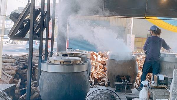 【南投美食】皮脆多汁肉大塊還有超大停車場 － 雞世界甕仔雞（日月潭店）