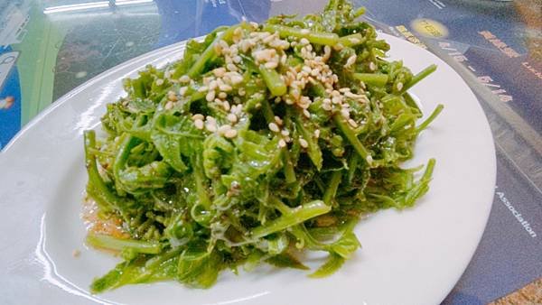 【南投美食】日月潭美食 / 魚池鄉美食。必吃酸甜和風過貓、特色刺蔥烘蛋還有網友大推的肉絲蛋炒飯。飯點過了依然大排長龍的人氣餐廳 － 山湖餐廳