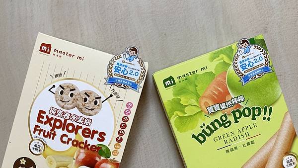 【開箱】嬰兒米餅 / 米棒推薦。可變身副食品的寶寶米餅。吃零食的同時讓寶寶練習抓握及咀嚼咬合 － 米大師探索者水果餅（蘋果香蕉口味）＆寶寶果然棒棒（青蘋果紅蘿蔔口味）