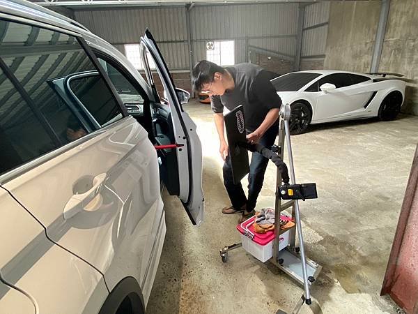 【生活】苗栗地區汽車凹痕修復推薦。車門小酒窩、車體鈑金凹痕處理交給 PDR微鈑金修復專家。價格實在、服務用心 － 中苗地區吉米微鈑金凹痕處理專家（吉米汽車凹痕修復中心苗栗復興店）