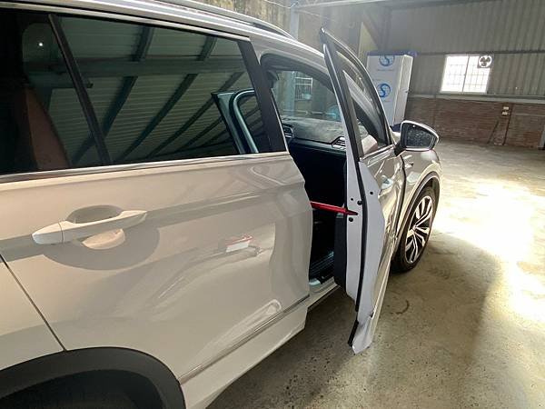 【生活】苗栗地區汽車凹痕修復推薦。車門小酒窩、車體鈑金凹痕處理交給 PDR微鈑金修復專家。價格實在、服務用心 － 中苗地區吉米微鈑金凹痕處理專家（吉米汽車凹痕修復中心苗栗復興店）