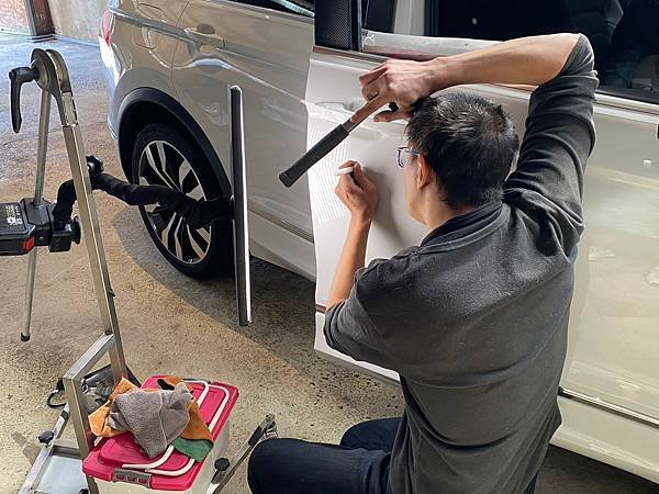 【生活】苗栗地區汽車凹痕修復推薦。車門小酒窩、車體鈑金凹痕處理交給 PDR微鈑金修復專家。價格實在、服務用心 － 中苗地區吉米微鈑金凹痕處理專家（吉米汽車凹痕修復中心苗栗復興店）