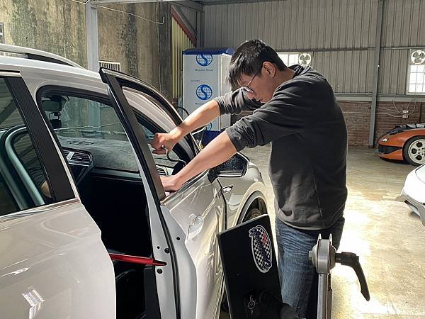 【生活】苗栗地區汽車凹痕修復推薦。車門小酒窩、車體鈑金凹痕處理交給 PDR微鈑金修復專家。價格實在、服務用心 － 中苗地區吉米微鈑金凹痕處理專家（吉米汽車凹痕修復中心苗栗復興店）