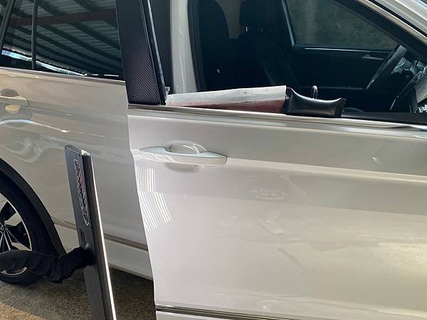【生活】苗栗地區汽車凹痕修復推薦。車門小酒窩、車體鈑金凹痕處理交給 PDR微鈑金修復專家。價格實在、服務用心 － 中苗地區吉米微鈑金凹痕處理專家（吉米汽車凹痕修復中心苗栗復興店）