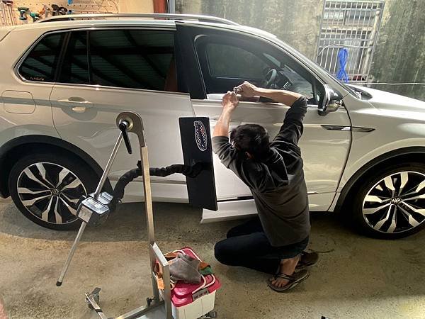【生活】苗栗地區汽車凹痕修復推薦。車門小酒窩、車體鈑金凹痕處理交給 PDR微鈑金修復專家。價格實在、服務用心 － 中苗地區吉米微鈑金凹痕處理專家（吉米汽車凹痕修復中心苗栗復興店）