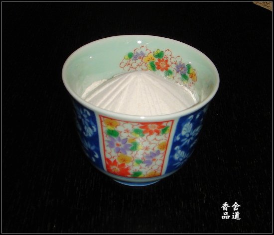 无味香灰（已埋入烧红的炭粒了）