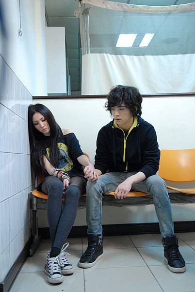 在MV中陪女主角去醫院.JPG